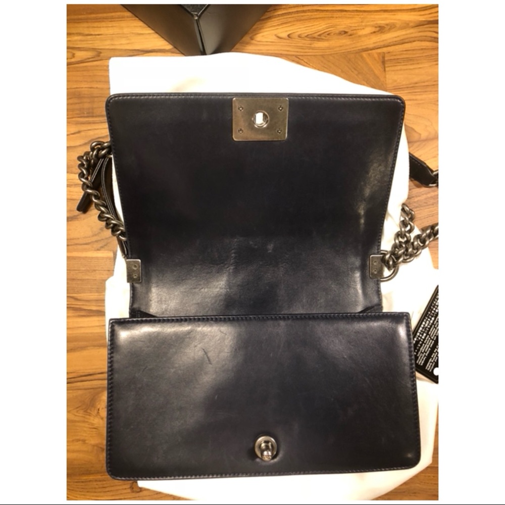 🚫SOLD🚫 Auth Chanel Medium Boy Navy Lambskin SHW - Picture 4 of 8